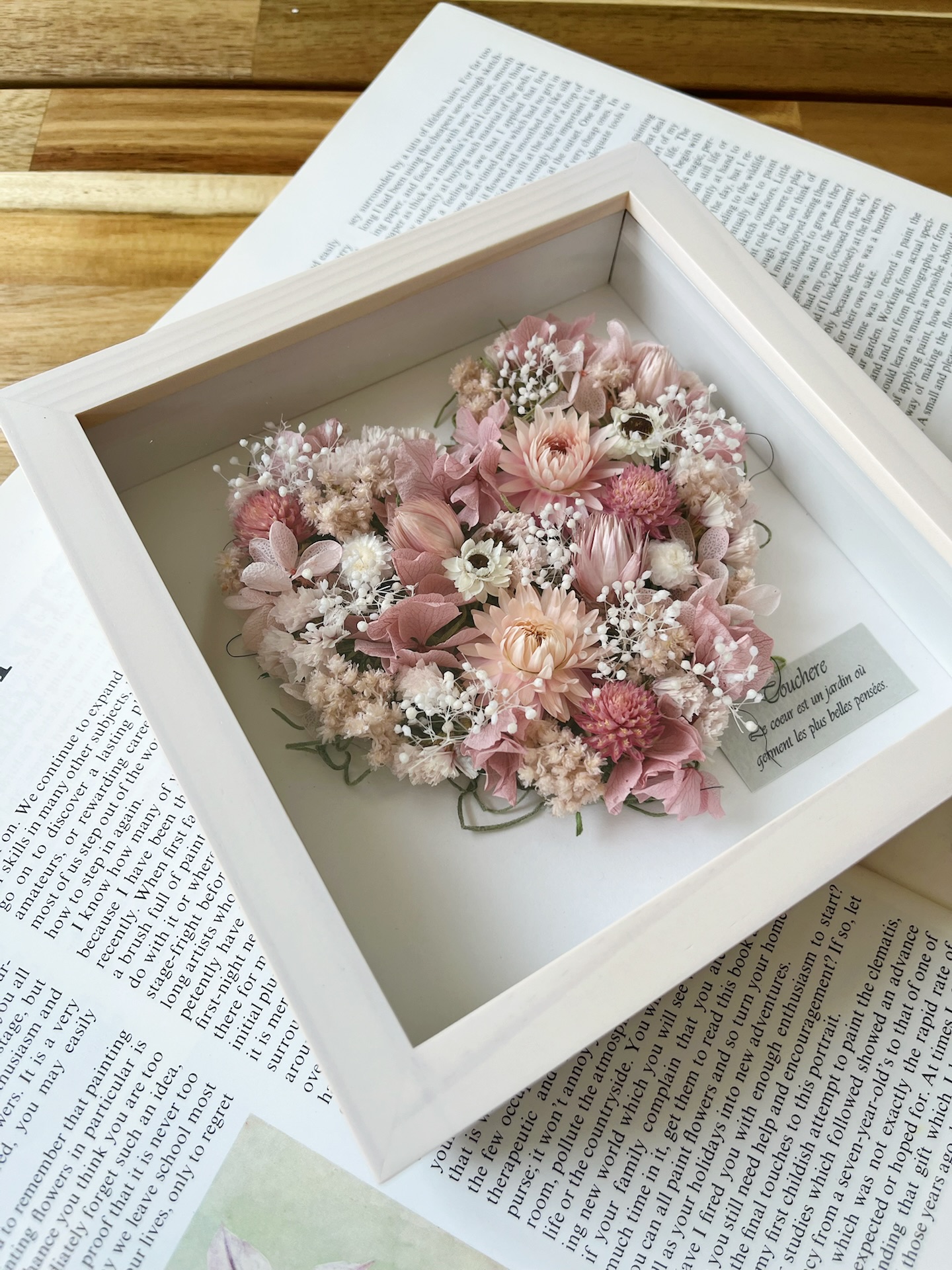 ピンクのハートのドライフラワーフレーム